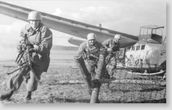 Paraquedistas alemães descendo dos planadores no ataque ao Forte Eben-Emael, em 1940.