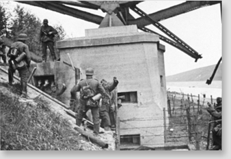 Soldados alemães desativando explosivos em uma ponte próxima ao Forte Eben-Emael, em 1940.