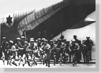 Tropas israelenses desembarcam do C-130 Hercules.