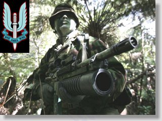 Soldado do NZSAS em ambiente de selva.