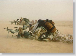 Membros do NZSAS atuando em ambiente de deserto.
