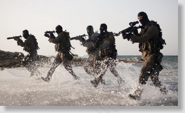 Membros da unidade israelense Shayetet 13 em exercício de incursão.