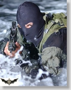 Membro da unidade israelense Shayetet 13. No detalhe, a insígnia da unidade.