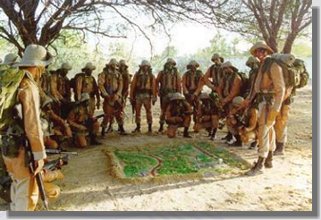 Combatentes de caatinga preparando-se para mais uma missão.