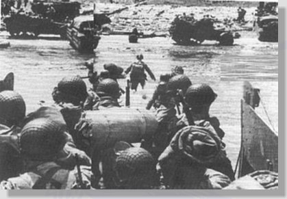 Soldados americanos desembarcam na Normandia, em 6 de junho de 1944, o Dia D.