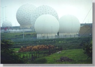 Estação de sensores do Echelon, situada em Menwith Hill,  na  Grã-Bretanha
