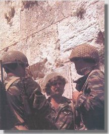 Pára-quedistas israelenses junto ao Muro das Lamentações,  na Guerra dos Seis Dias